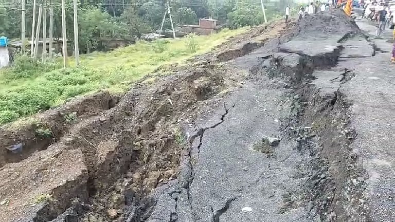 न्यू फरक्का के बाद समशेरगंज में धंसी सड़क, एंबुलेंस समेत वाहनों की आवाजाही पर लगा ब्रेक