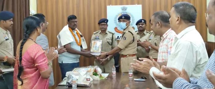 दो पुलिसकर्मी सेवानिवृत्त, स्वस्थ व सुखद भविष्य की दी शुभकामनाएं