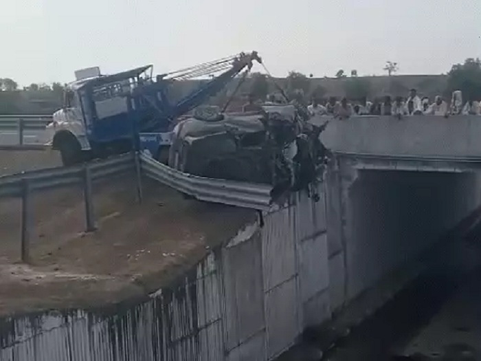 20 फीट गहरी खाई में गिरी कार, 14 वर्षीय किशोरी की मौत, परिवार के चार सदस्य घायल