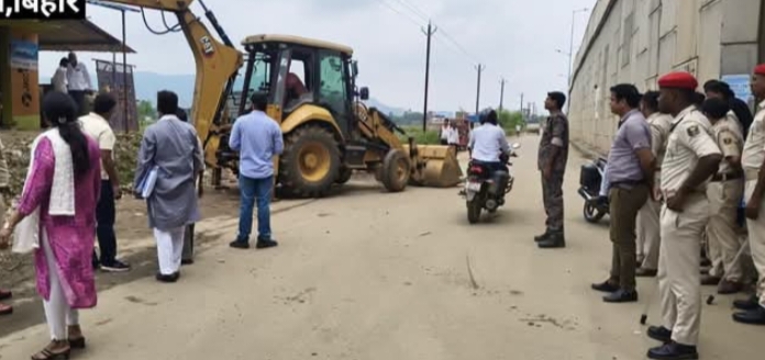प्रशासन का कड़ा एक्शन: अवैध रूप से बनी 27 दुकानें पर चला बुलडोजर