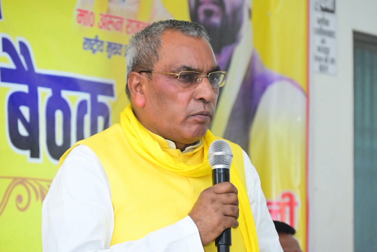 अखिलेश यादव पर राजभर का तंज, जब 900 गुना संपत्ति बढ़ी तो कार्यकर्ताओं से वसूली क्यों?