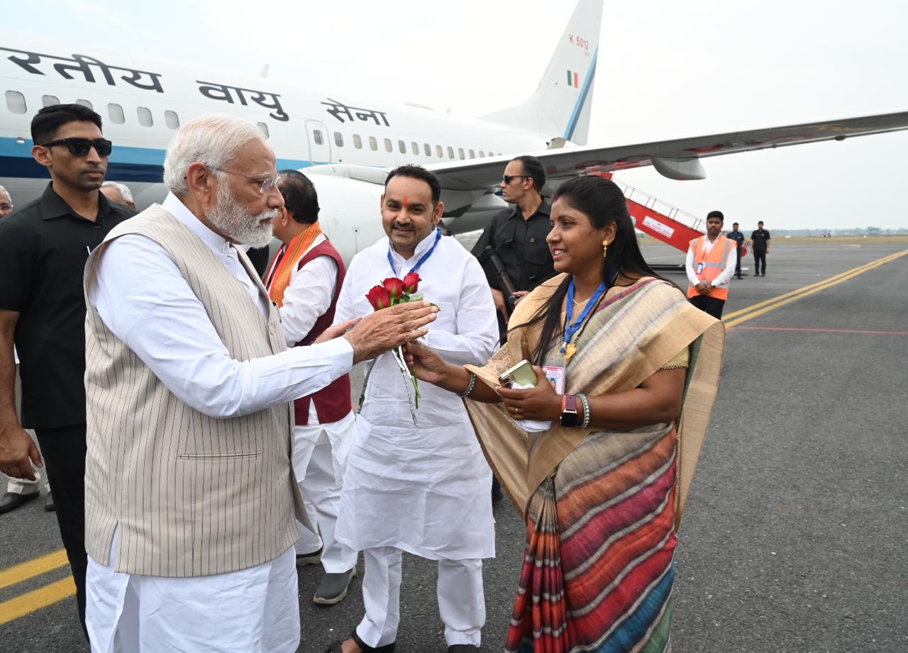गया अंतरराष्ट्रीय एयरपोर्ट पर मुख्यमंत्री एवं राज्यपाल ने पीएम मोदी का किया भव्य स्वागत
