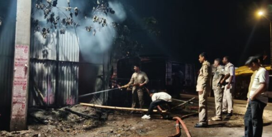 रूई दुकान में लगी भीषण आग, लाखों का सामान जलकर खाक