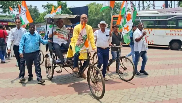 ईंधन और सीएनजी गैस की बढ़ती कीमतों के खिलाफ दुर्गापुर में कांग्रेस का प्रदर्शन