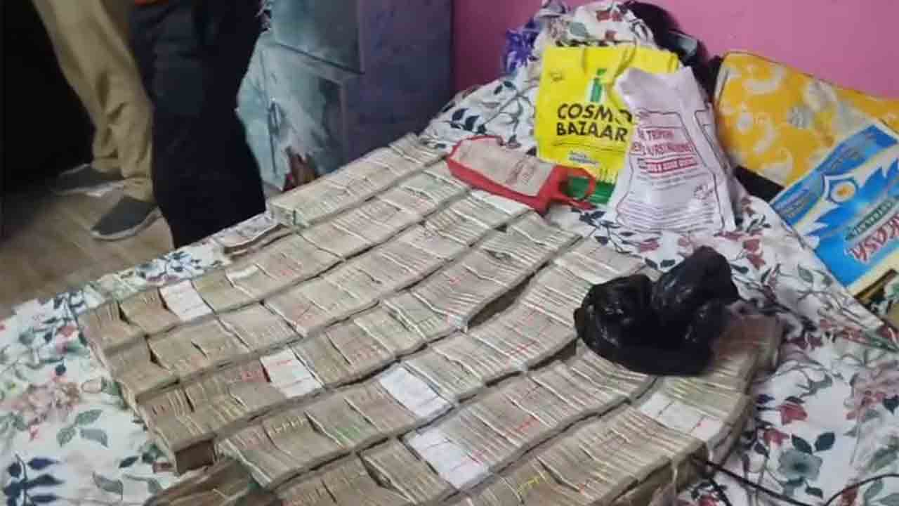 मालदा में पुलिस का बड़ा एक्शन, करोड़ों की नकदी और प्रतिबंधित कफ सिरप बरामद