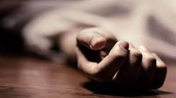 शराब के नशे में बेड और दीवार के गैप के बीच गर्दन फंसने से युवक की मौत