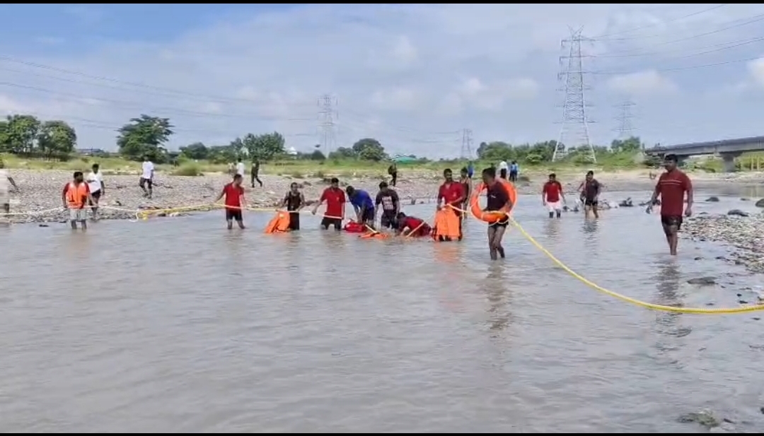 महानंदा बैराज में दो छात्रों की तलाश जारी, रेस्क्यू में जुटी NDRF और सिविल डिफेंस