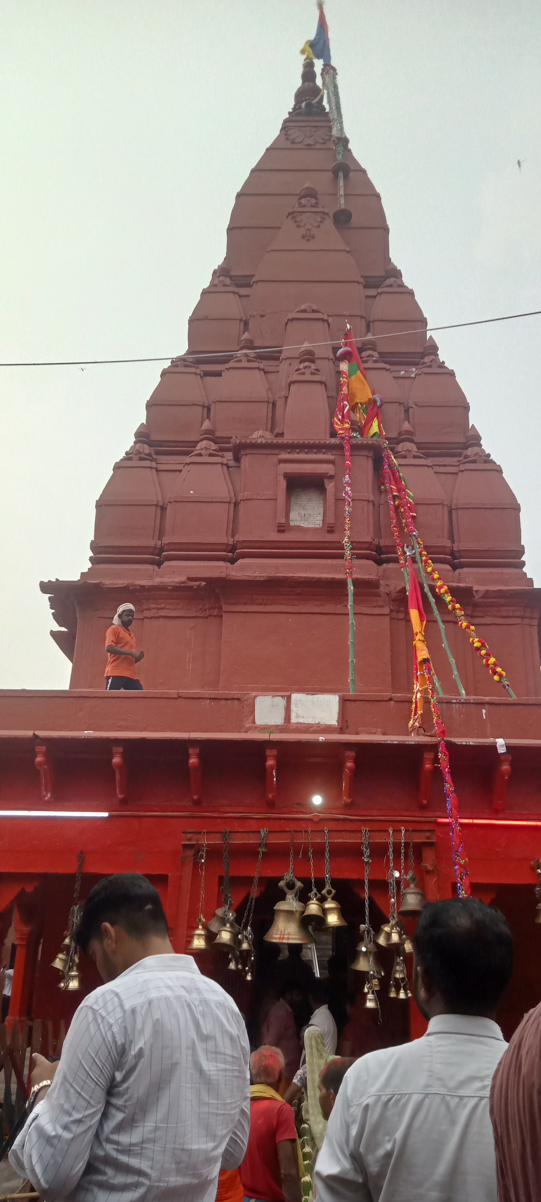 हर-हर महादेव के जयघोष से गूंजे शिवालय, प्रयागराज में उमड़ी आस्था