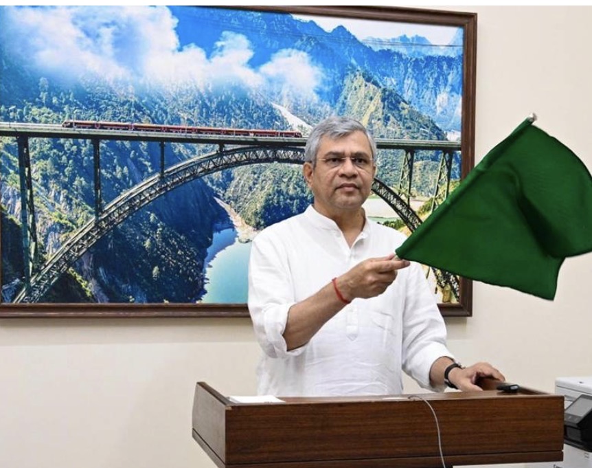 अश्विनी वैष्णव ने बेंगलुरु-मुंबई एक्सप्रेस को दिखाई हरी झंडी, जल्द शुरू होगी वंदे भारत स्लीपर सेवा