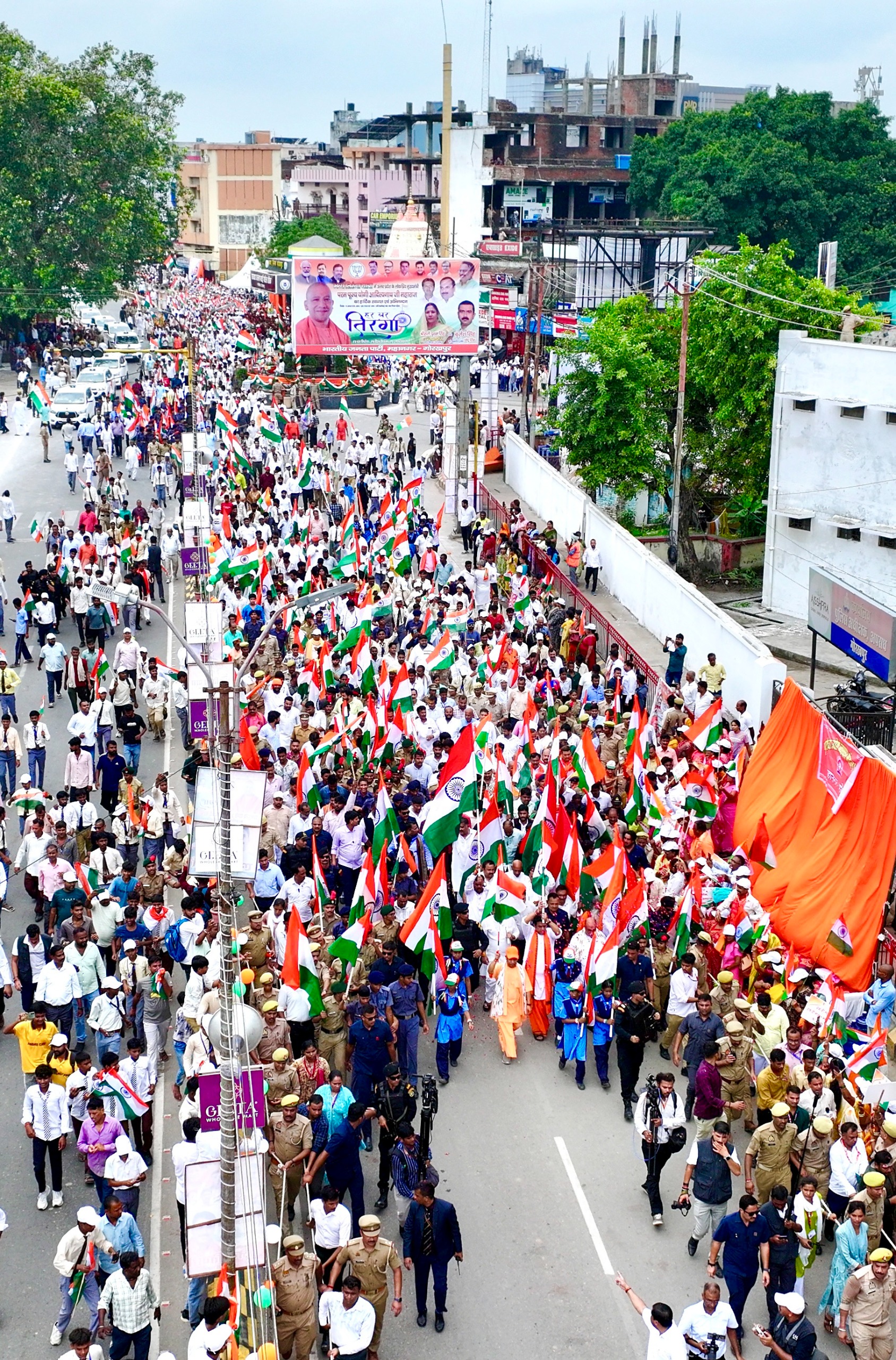 असंख्य हाथों में लहराया तिरंगा, सांस्कृतिक कार्यक्रमों से गूंजा देशभक्ति का रंग