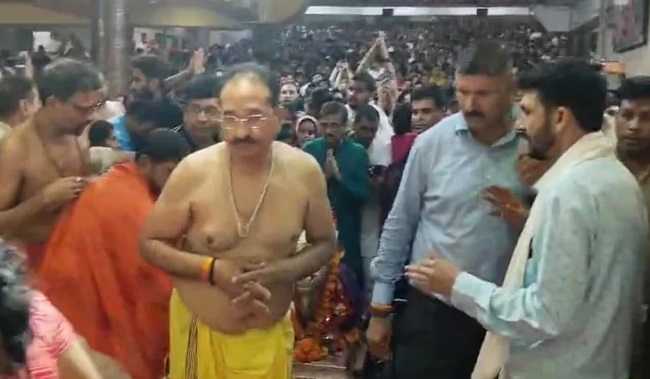 बाबा महाकाल के दरबार पहुंचे पीएम मोदी के भाई पंकज, भस्म आरती में हुए शामिल