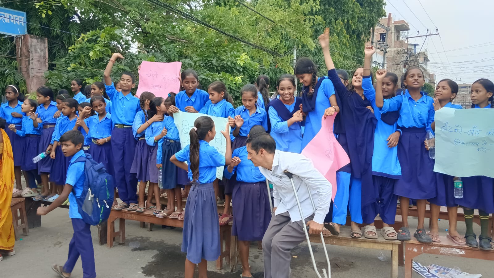 एमएसकेबी स्कूल में फिर चोरी, पानी की किल्लत पर छात्रों ने जाम की सड़क