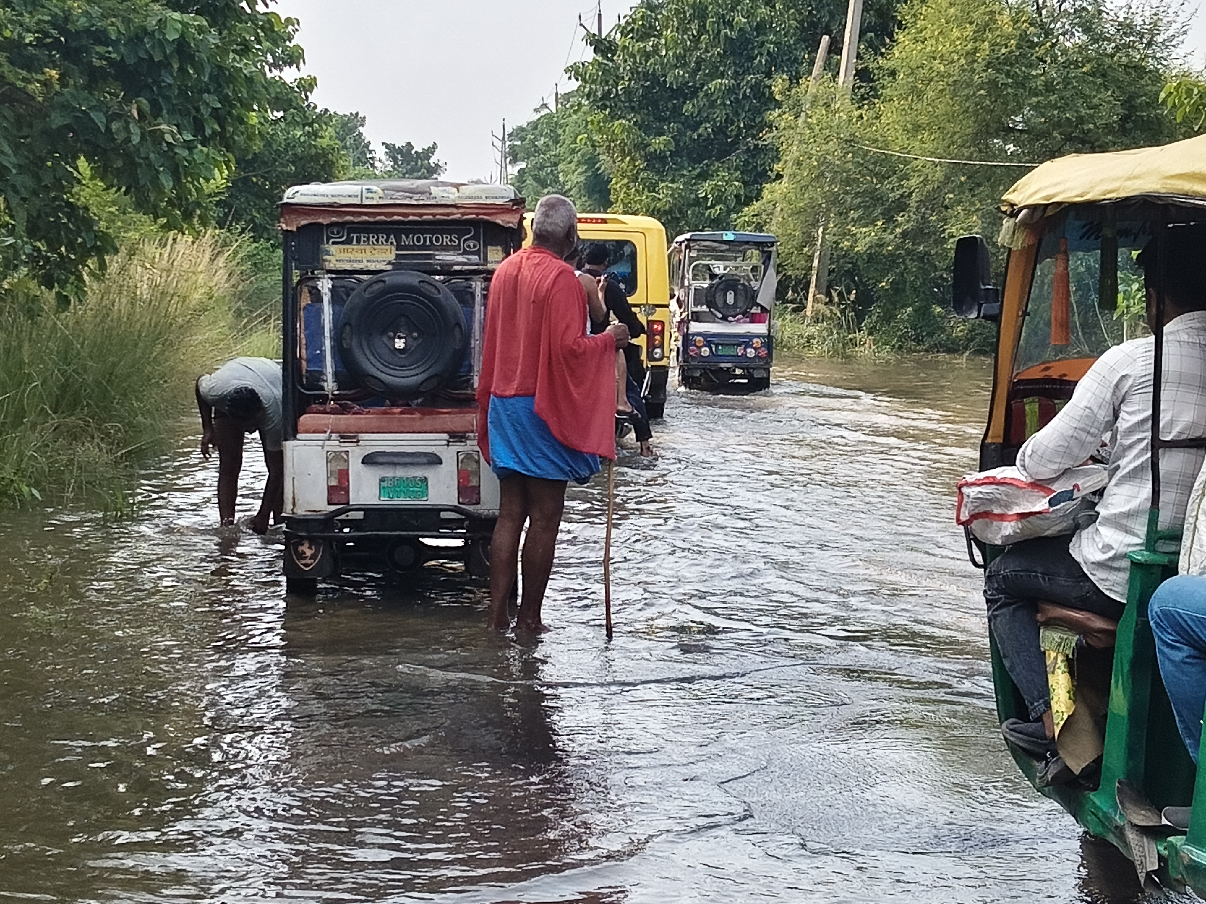 गोराडीह में बाढ़ से हालात बिगड़े, भागलपुर-गोराडीह मार्ग डूबा