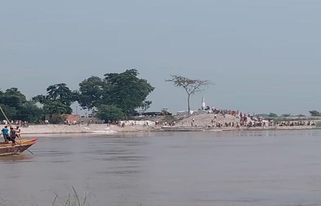 दरभंगा : कोसी नदी में नाव पलटी, चार लोग लापता, राहत और बचाव कार्य जारी