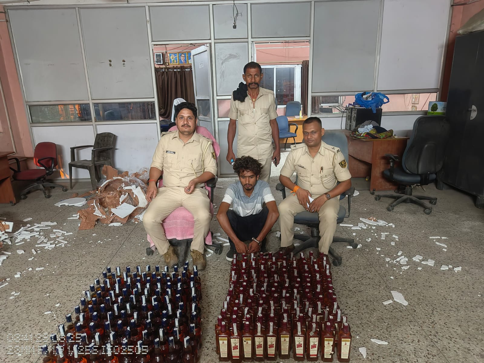 यात्री वाहन से 93.75 लीटर अंग्रेजी शराब बरामद, धंधेबाज गिरफ्तार