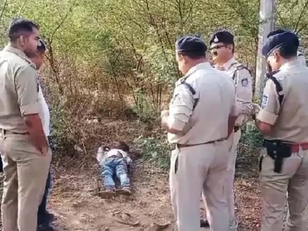 ग्वालियर : हाईवे किनारे मिले दो लोगों के शव, पत्थरों से कुचले गए सिर, मृतकों में एक दिव्यांग