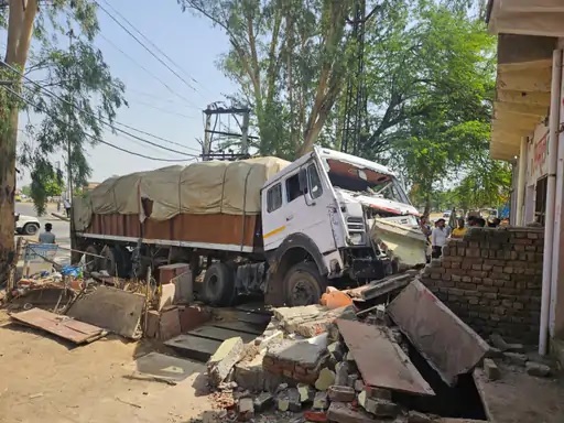 ट्रक और बस की टक्कर में दो की मौत, छह घायल
