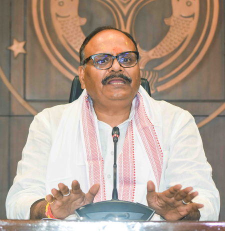 यूपी : ब्रजेश पाठक का अखिलेश पर पलटवार, बोले-संवाद से डरते हैं झूठ के सौदागर