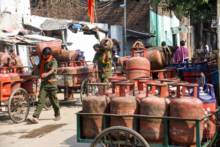 LPG बुकिंग नियमों में बड़ा बदलाव, ग्रामीण उपभोक्ताओं को मिली राहत; अब शहरों की तरह 25 दिन में बुक होगा अगला सिलेंडर