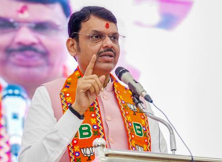 मुख्यमंत्री देवेंद्र फडणवीस का बड़ा फैसला, मंत्रियों के काफिले आधे होंगे, सार्वजनिक परिवहन अपनाने के निर्देश