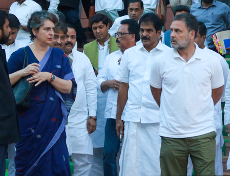 वायनाड में राहुल गांधी और प्रियंका के खिलाफ पोस्टरबाजी, केरल सीएम पद को लेकर बढ़ी सियासत