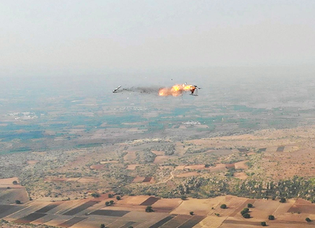 ईरानी ड्रोन को यूएई की वायुसेना ने रोका, खाड़ी में तनाव गहराया