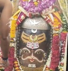 सोमवार को बाबा महाकाल के दर पर भक्तों का सैलाब, मंत्रोच्चार और शंखध्वनि से गूंजा पूरा परिसर