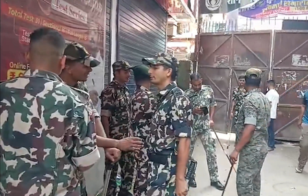 कश्मीर में पुलिस का बड़ा एक्शन, आतंकियों से जुड़े नेटवर्क पर छापेमारी