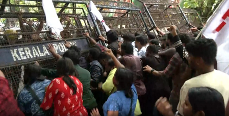 केरल में सड़क पर उतरे लेफ्ट छात्र संगठन, यूडीएफ सरकार के खिलाफ खोला मोर्चा