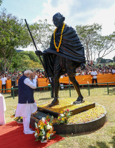 पीएम मोदी ने सेशेल्स में गांधी को दी श्रद्धांजलि, फिर लौटे स्वदेश
