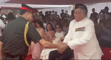 जनरल धीरज सेठ ने पिता को किया सैल्यूट, परिजनों से लिया आशीर्वाद