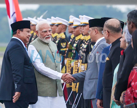 जकार्ता में पीएम मोदी का भव्य स्वागत, राष्ट्रपति सुबियांतो ने की अगवानी