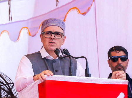 विधायक तोड़ने के आरोप पर घिरे उमर अब्दुल्ला, भाजपा ने भेजा कानूनी नोटिस