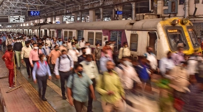 सीट के लिए मुंबई लोकल में हंगामा, पेपर स्प्रे से मची अफरा-तफरी