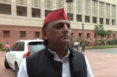 'विदेशी आक्रमणकारियों ने लूटा, भाजपा अहंकार से चला रही सरकार' : सपा