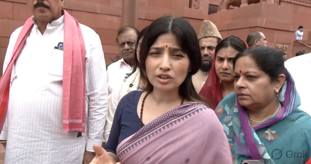 पेपर लीक के विरोध में सपा सांसद सड़क पर, सरकार से मांगा जवाब