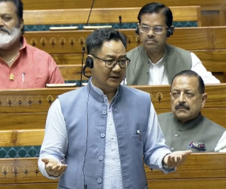 पेपर लीक पर संसद में घमासान, रिजिजू बोले- 10 घंटे चर्चा के लिए सरकार तैयार