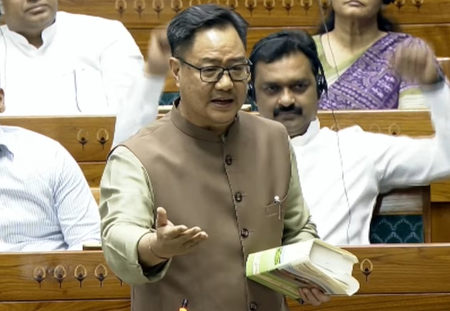 लोकसभा में राहुल के संबोधन पर हंगामा, रिजिजू ने लगाया असंसदीय भाषा के इस्तेमाल का आरोप