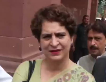 प्रियंका गांधी का तंज, 'जर्सी का रंग या इतिहास बदलने से देश की आत्मा नहीं बदलती'