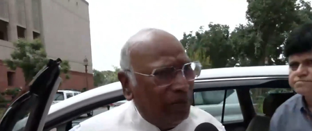 छात्रों के मुद्दे पर सरकार पर विपक्ष का हमला, खड़गे ने अनुराग ठाकुर को घेरा