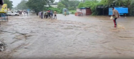 गुजरात बाढ़: सूरत में रेड अलर्ट, लोगों से 24 घंटे घरों में रहने की अपील