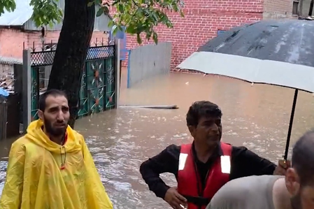 बादल फटने से पेहलीपोरा में मची तबाही, जम्मू-कश्मीर में लगातार बारिश का असर