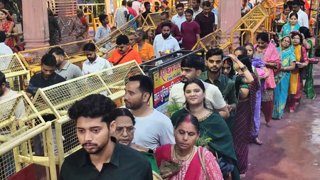 सावन का पहला सोमवार: रात से ही शिवालयों में दर्शन के लिए उमड़े श्रद्धालु