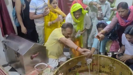 सावन का पहला सोमवार: दिल्ली से हरिद्वार तक शिव मंदिरों में तड़के से लंबी कतारें