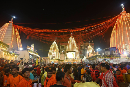 सावन के पहले सोमवार पर शिवमय हुआ देवघर, बाबा बैद्यनाथ धाम में श्रद्धालुओं की भारी भीड़
