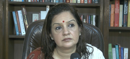 युवाओं को देशद्रोही बताने पर बरसीं प्रियंका चतुर्वेदी, अमित शाह से संसद में जवाब देने की मांग