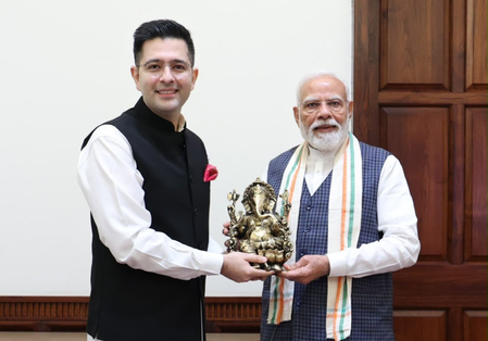 पीएम मोदी को राघव चड्ढा ने भेंट की गणेश प्रतिमा, खास मुलाकात को बताया यादगार