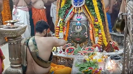 बाबा महाकाल का सूर्य, चंद्रमा और भांग से विशेष शृंगार; सिंगर बी प्राक ने किए दर्शन, शाम को देंगे प्रस्तुति