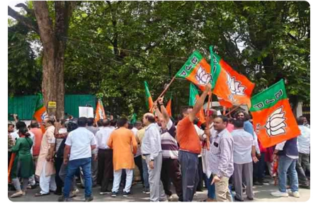 झारखंड में छात्र आंदोलन उग्र, पहला बैरिकेड तोड़ विधानसभा की ओर बढ़ा हुजूम; भाजपा नेता हिरासत में