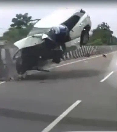 अतीक अहमद के बेटे की कार हादसे का वीडियो वायरल, अचानक बिगड़ा संतुलन और पलटी कार